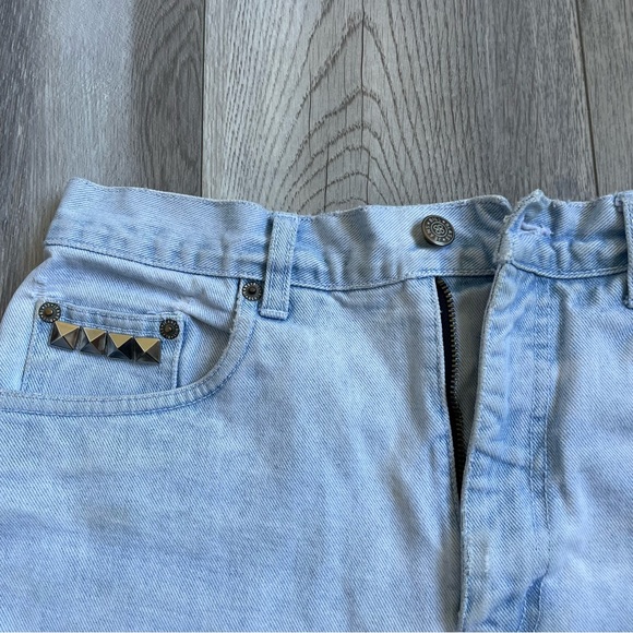 VINTAGE Distressed Light Wash Jean Shorts - Picture 2 of 6
